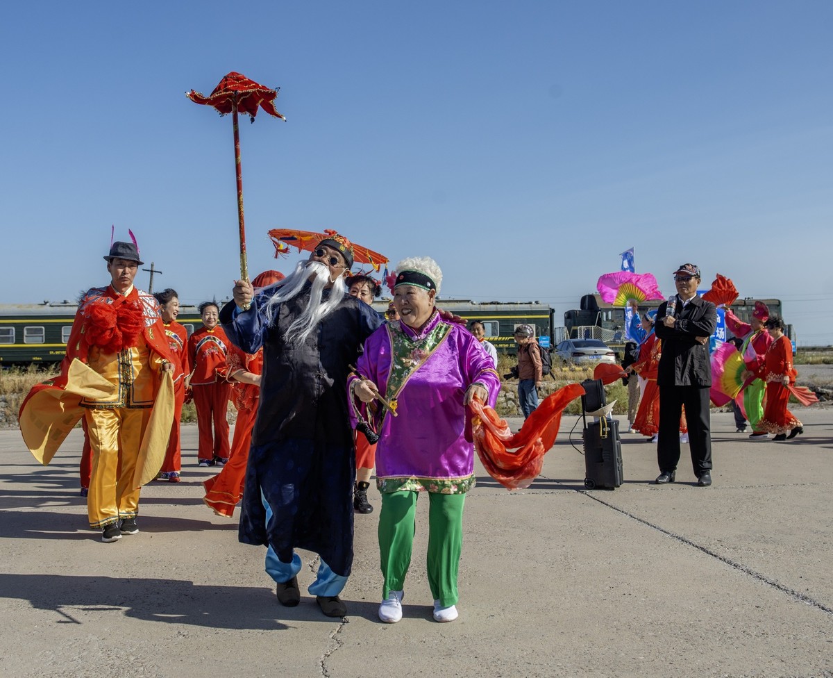 敲起鼓来扭秧歌