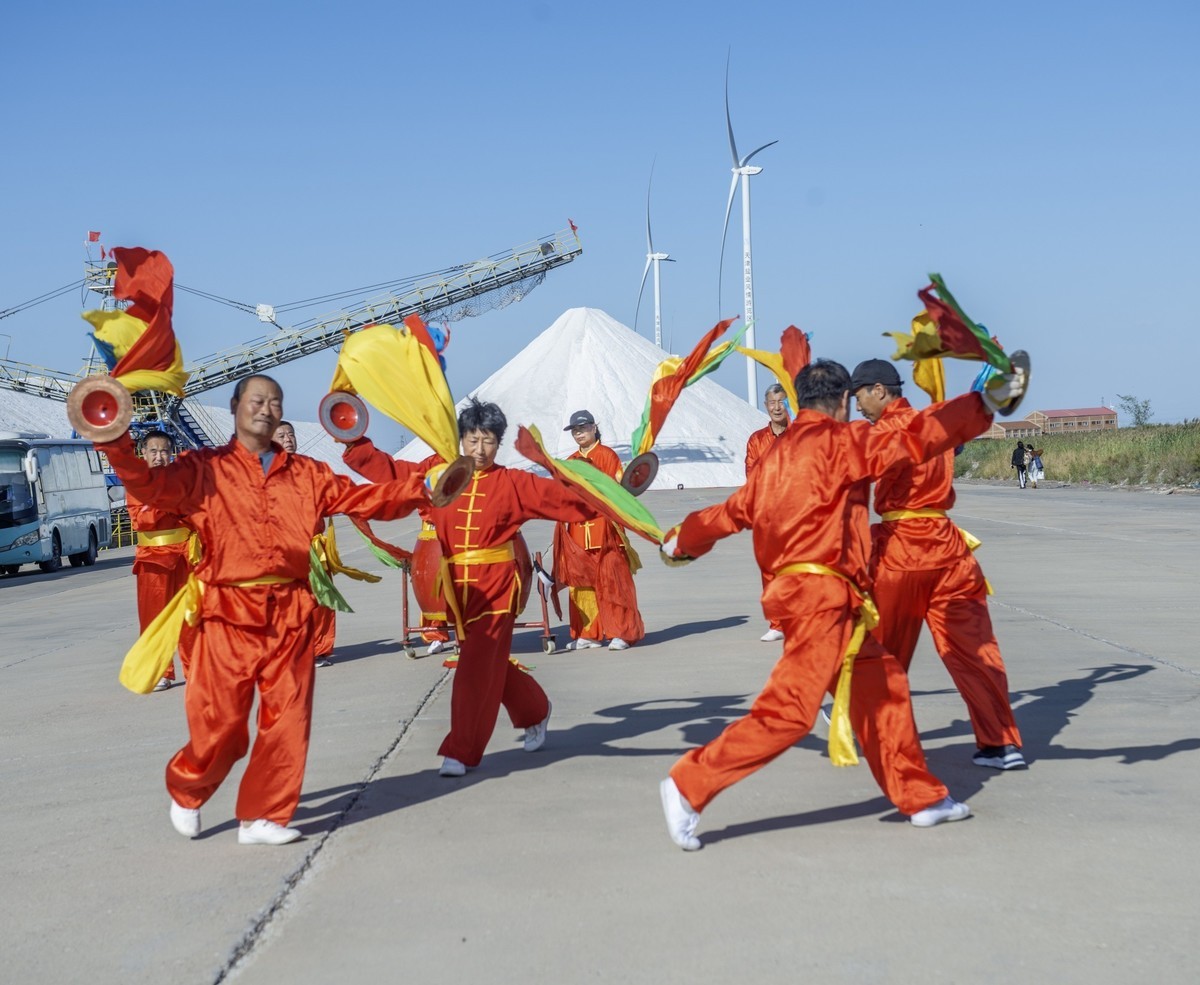 敲起鼓来扭秧歌