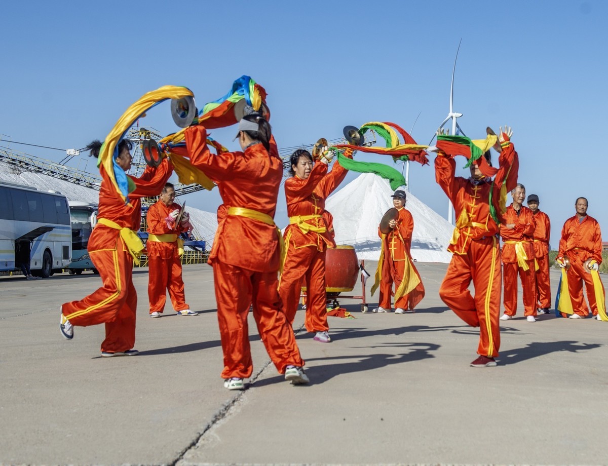 敲起鼓来扭秧歌