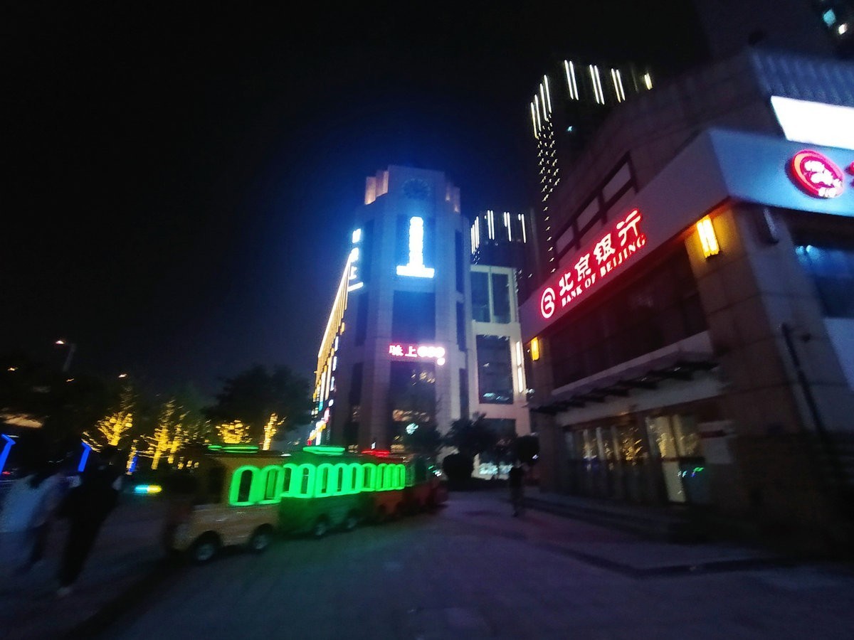 漫步星城 走街串巷（252）坦克部队