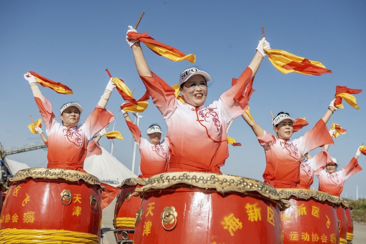 敲起鼓来扭秧歌