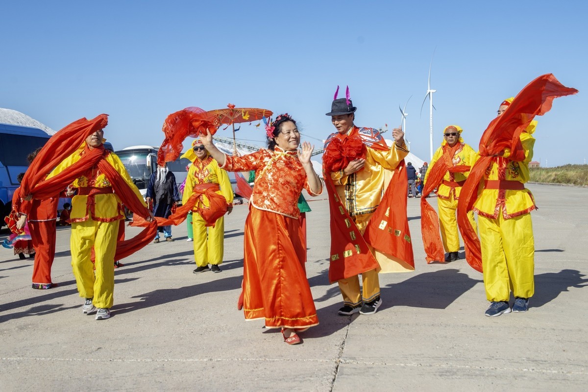 敲起鼓来扭秧歌