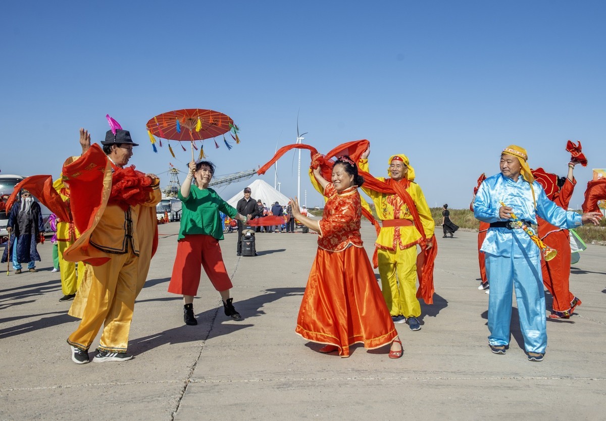 敲起鼓来扭秧歌