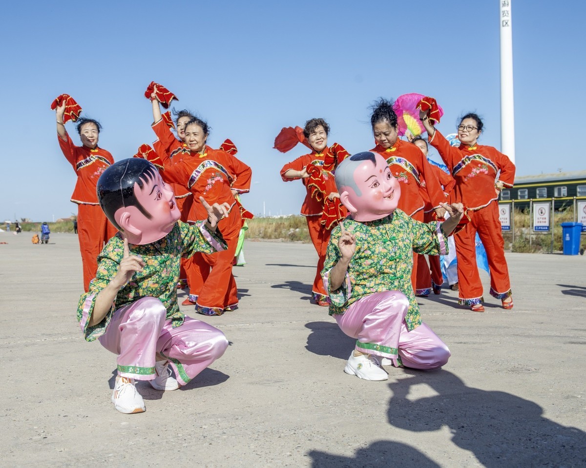 敲起鼓来扭秧歌