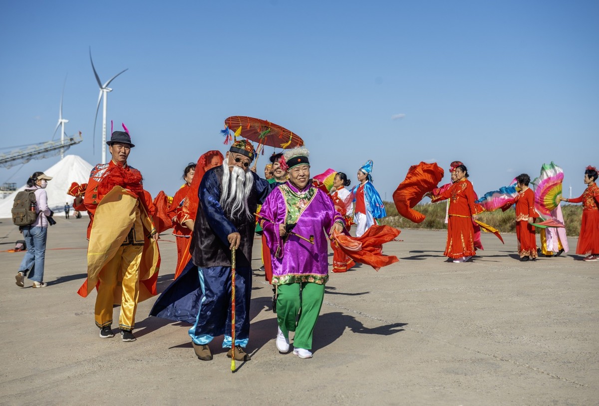 敲起鼓来扭秧歌