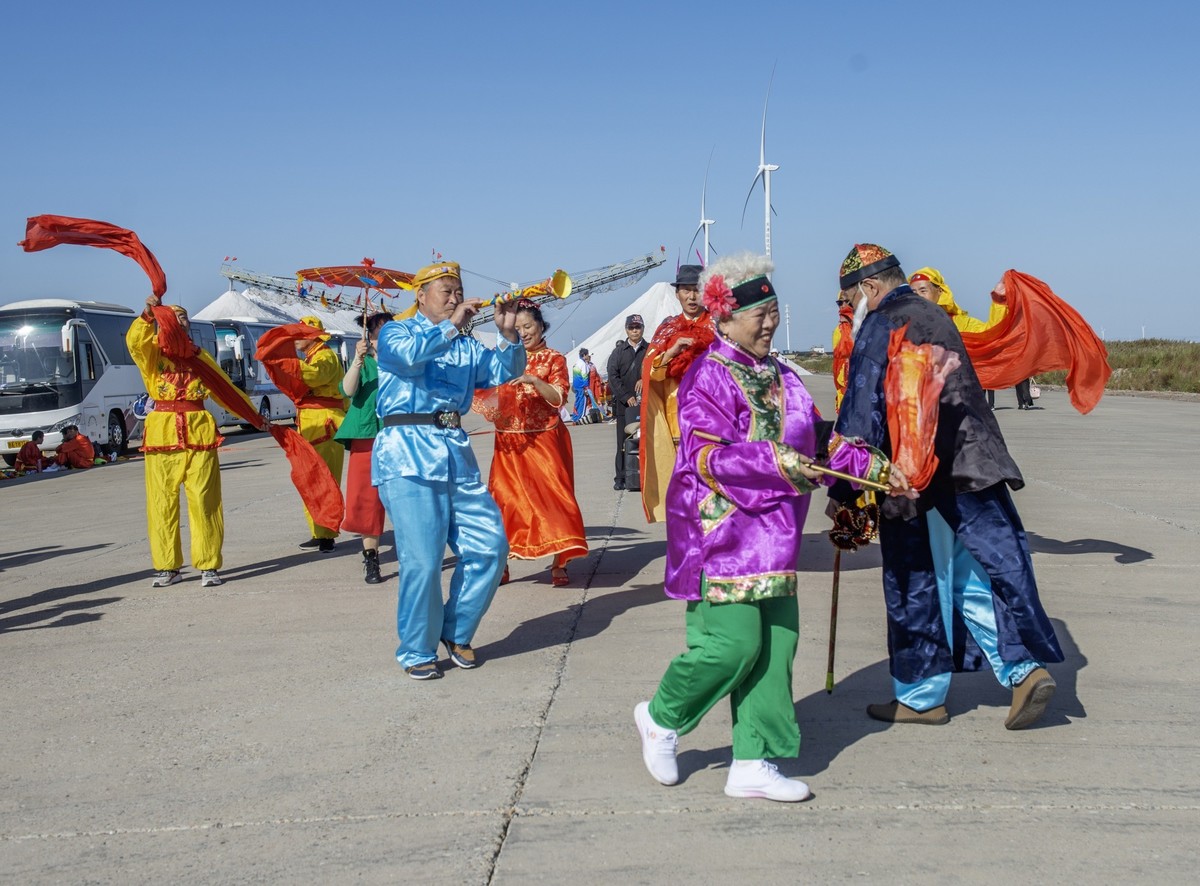 敲起鼓来扭秧歌