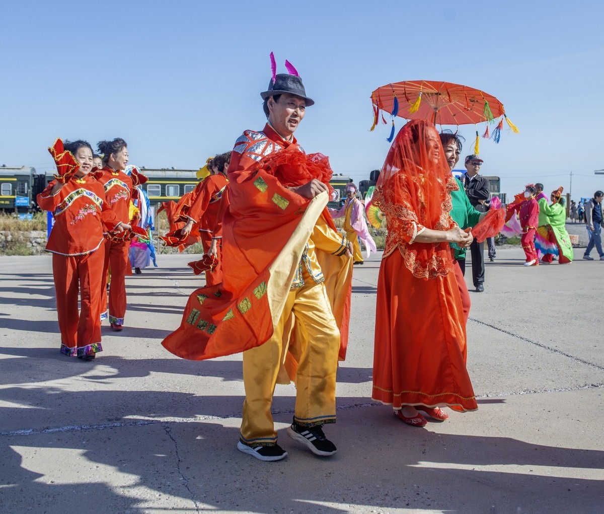 敲起鼓来扭秧歌