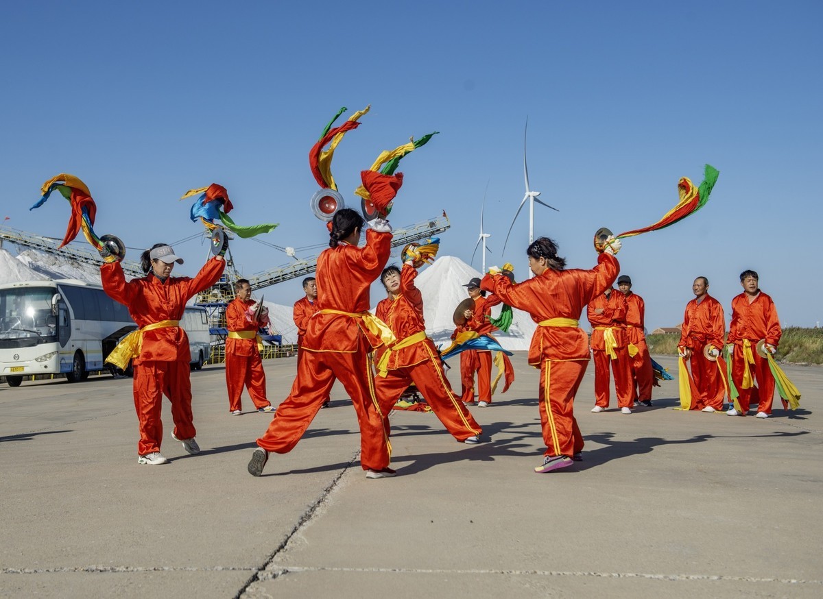 敲起鼓来扭秧歌
