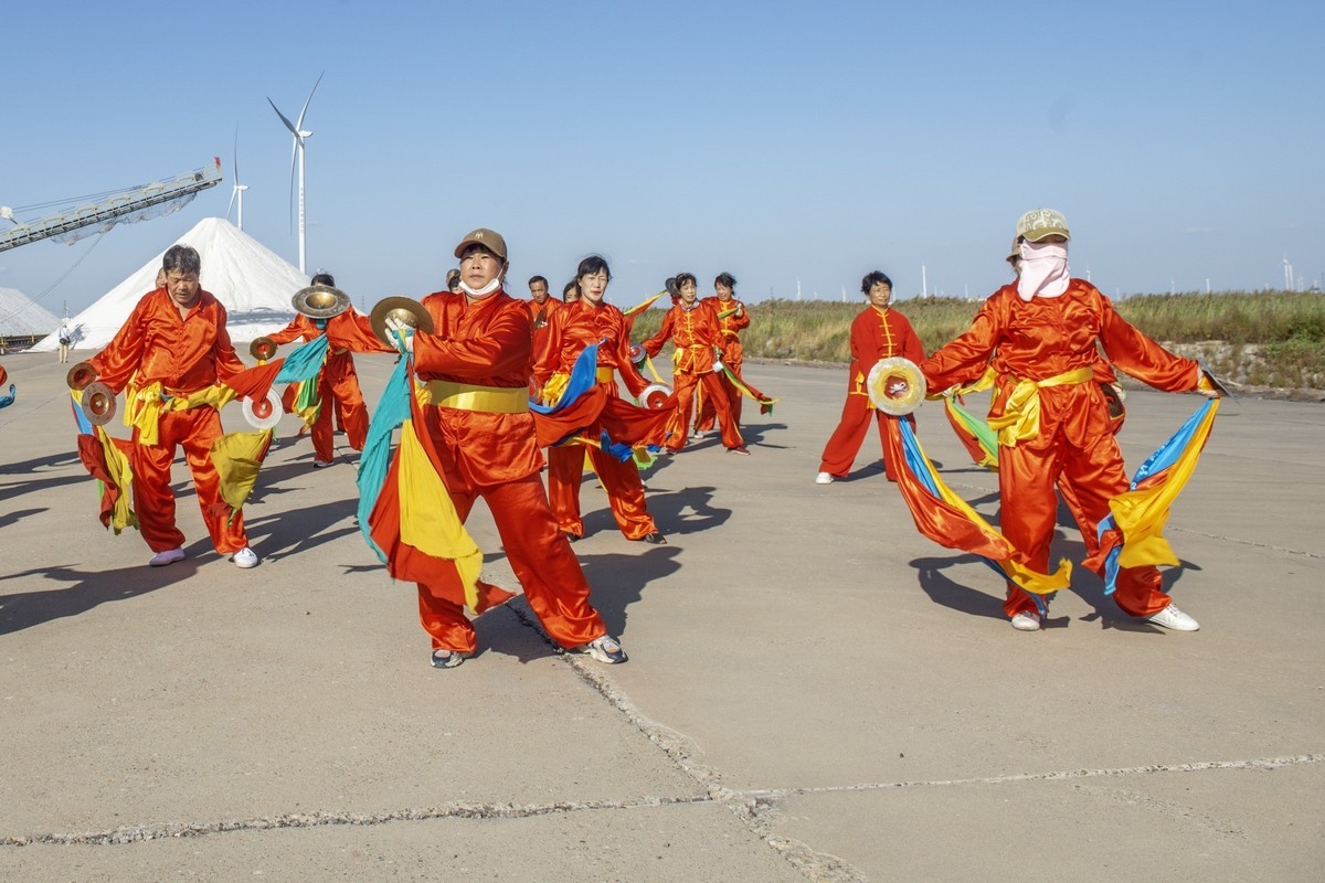 敲起鼓来扭秧歌