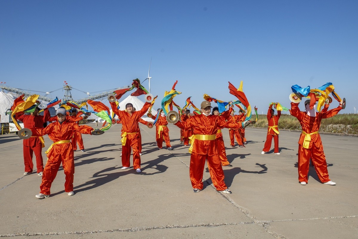 敲起鼓来扭秧歌