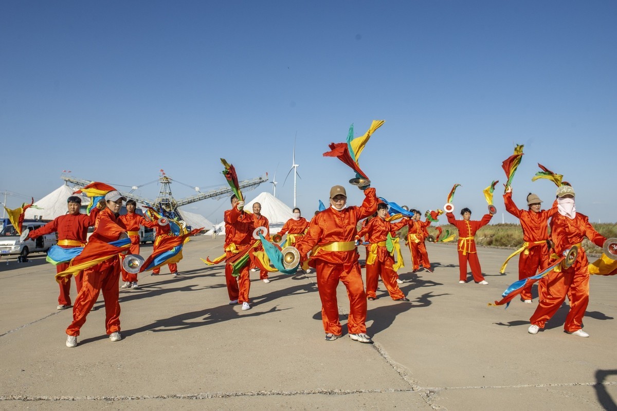 敲起鼓来扭秧歌