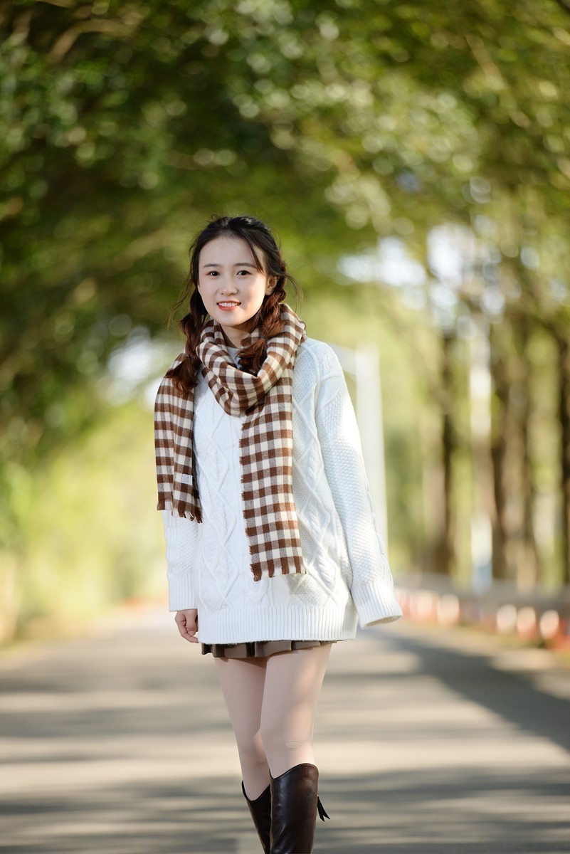 林荫下的可爱女孩（D610+腾龙A009 70-200)