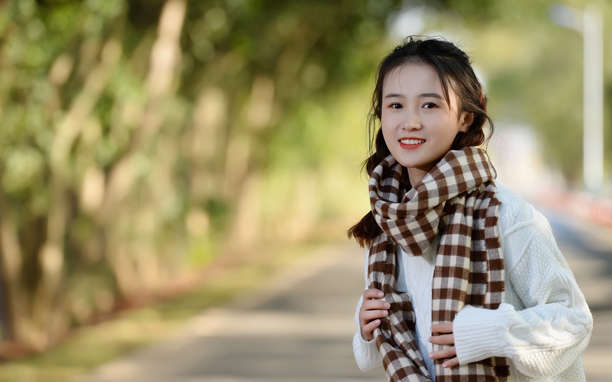 林荫下的可爱女孩（D610+腾龙A009 70-200)