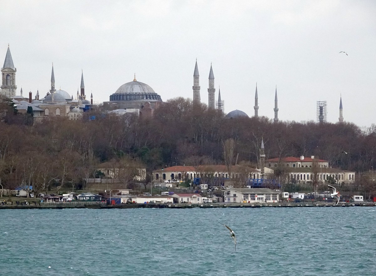 坐船欣赏博斯普鲁斯海峡两岸风光（伊斯坦布尔）