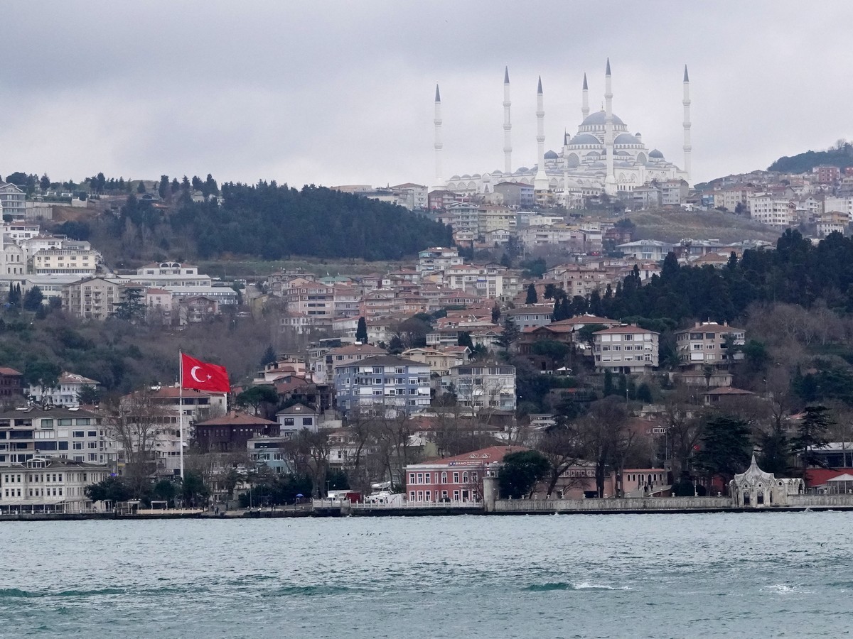 坐船欣赏博斯普鲁斯海峡两岸风光（伊斯坦布尔）