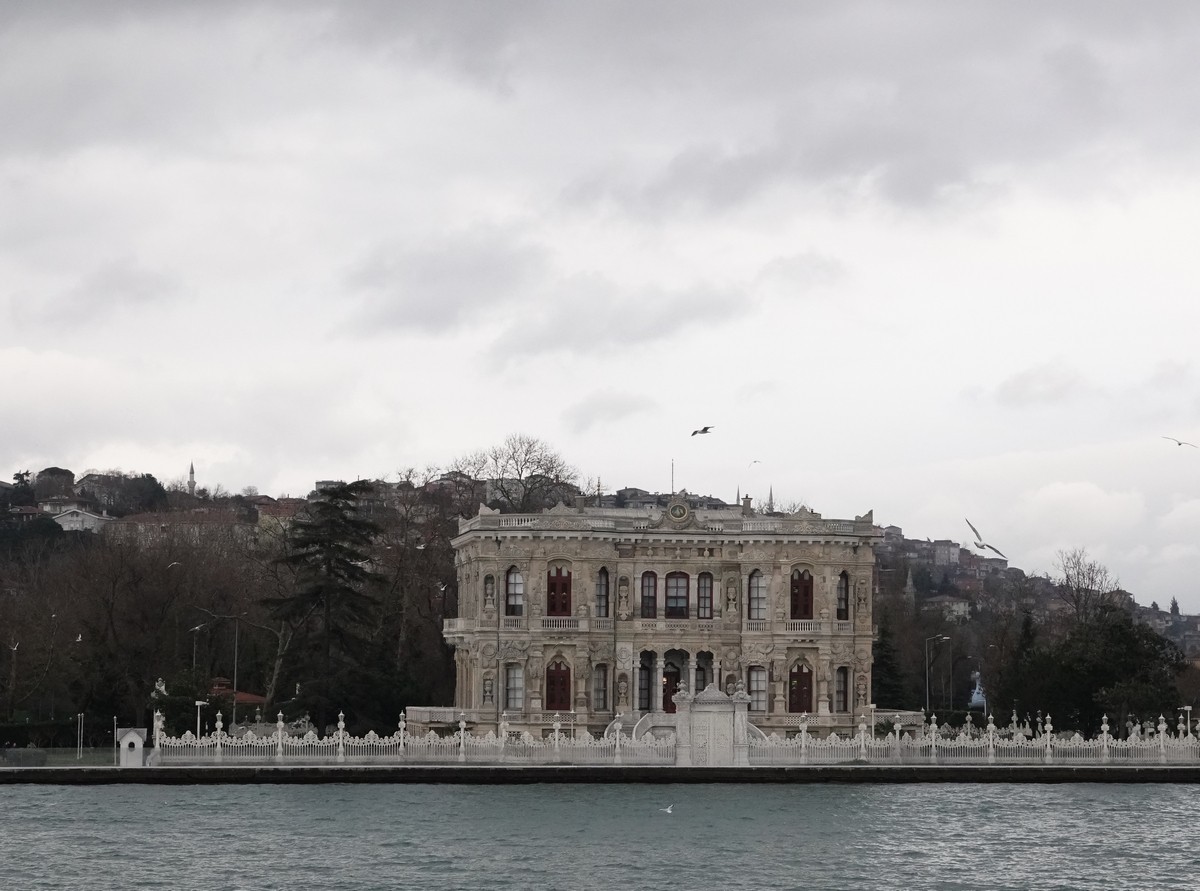 坐船欣赏博斯普鲁斯海峡两岸风光（伊斯坦布尔）