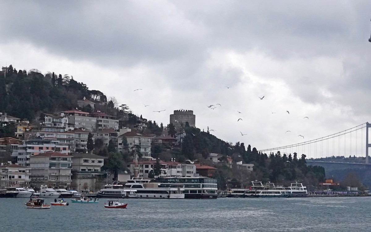 坐船欣赏博斯普鲁斯海峡两岸风光（伊斯坦布尔）