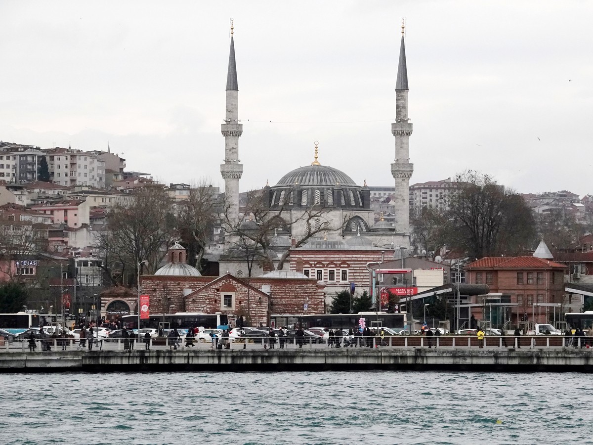 坐船欣赏博斯普鲁斯海峡两岸风光（伊斯坦布尔）