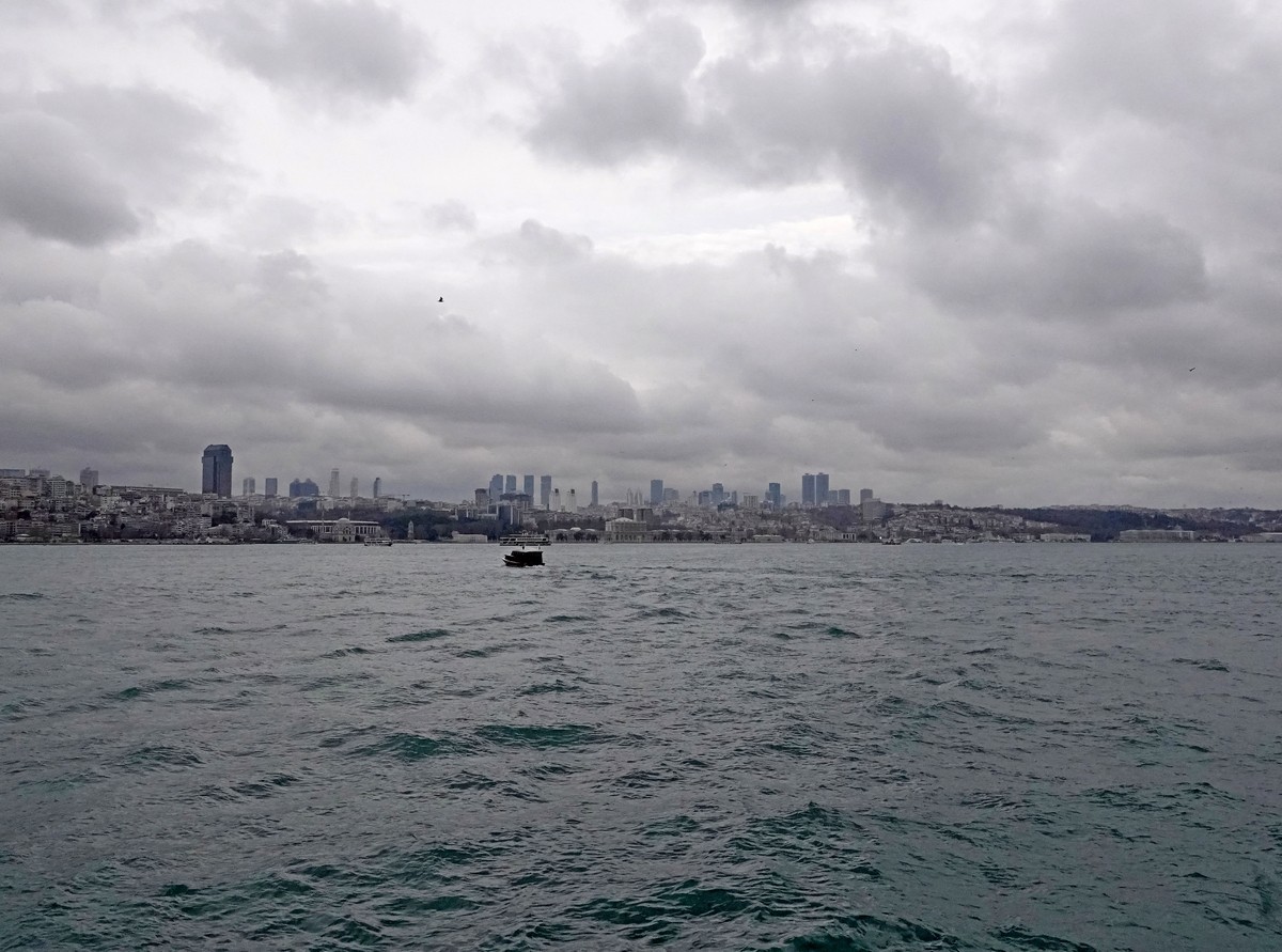 坐船欣赏博斯普鲁斯海峡两岸风光（伊斯坦布尔）