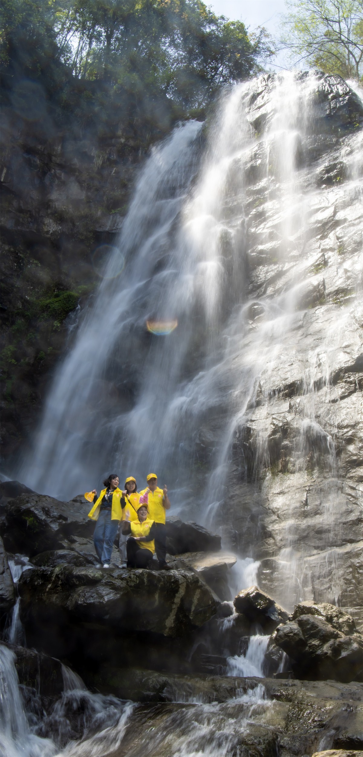 瀑布下的美女帅哥