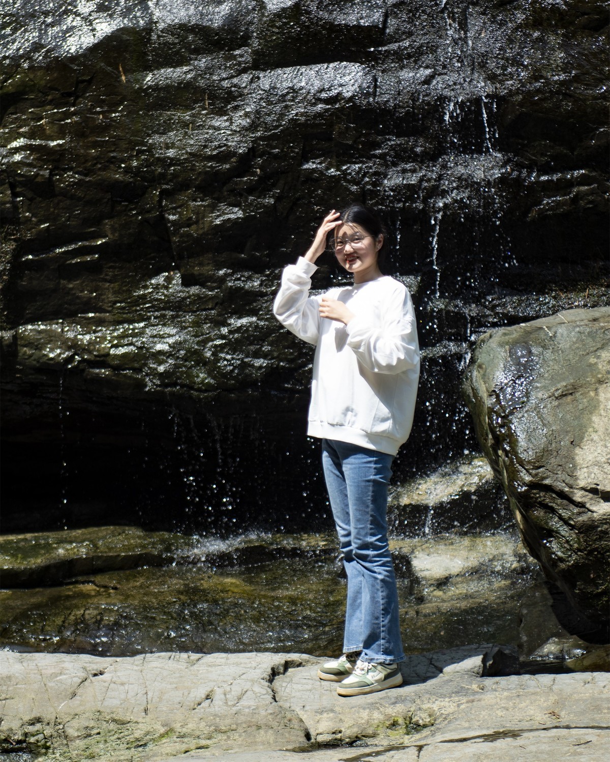 瀑布下的美女帅哥