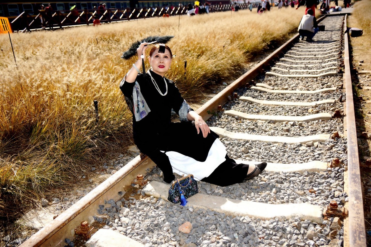 列车轨道上的美女！