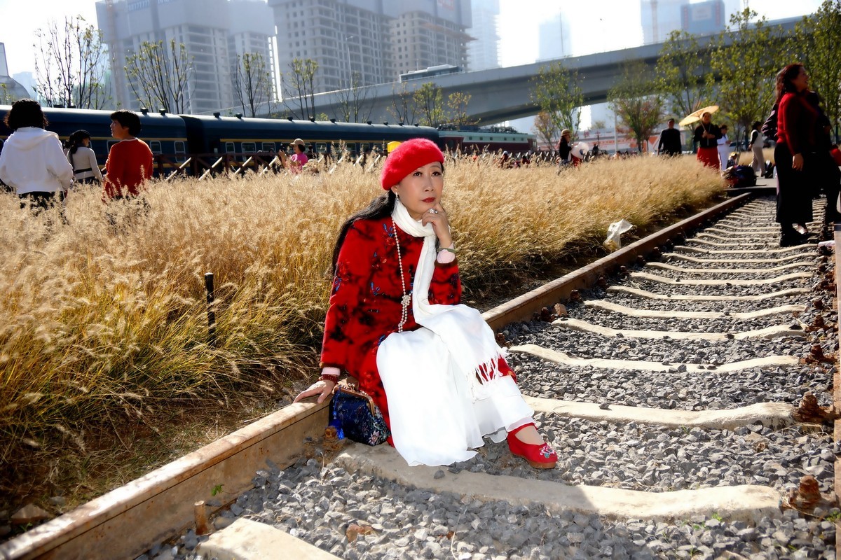 列车轨道上的美女！