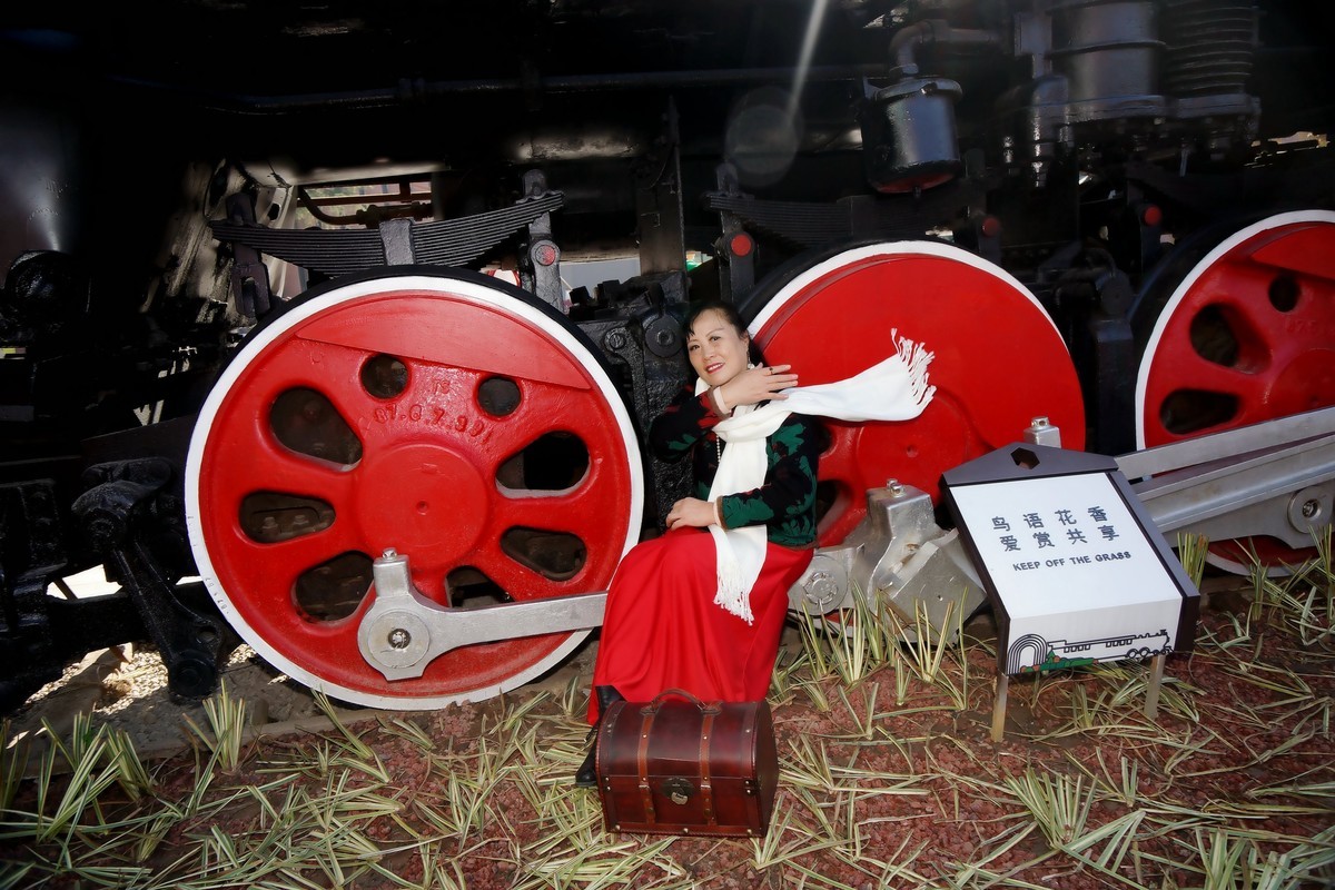 列车轨道上的美女！