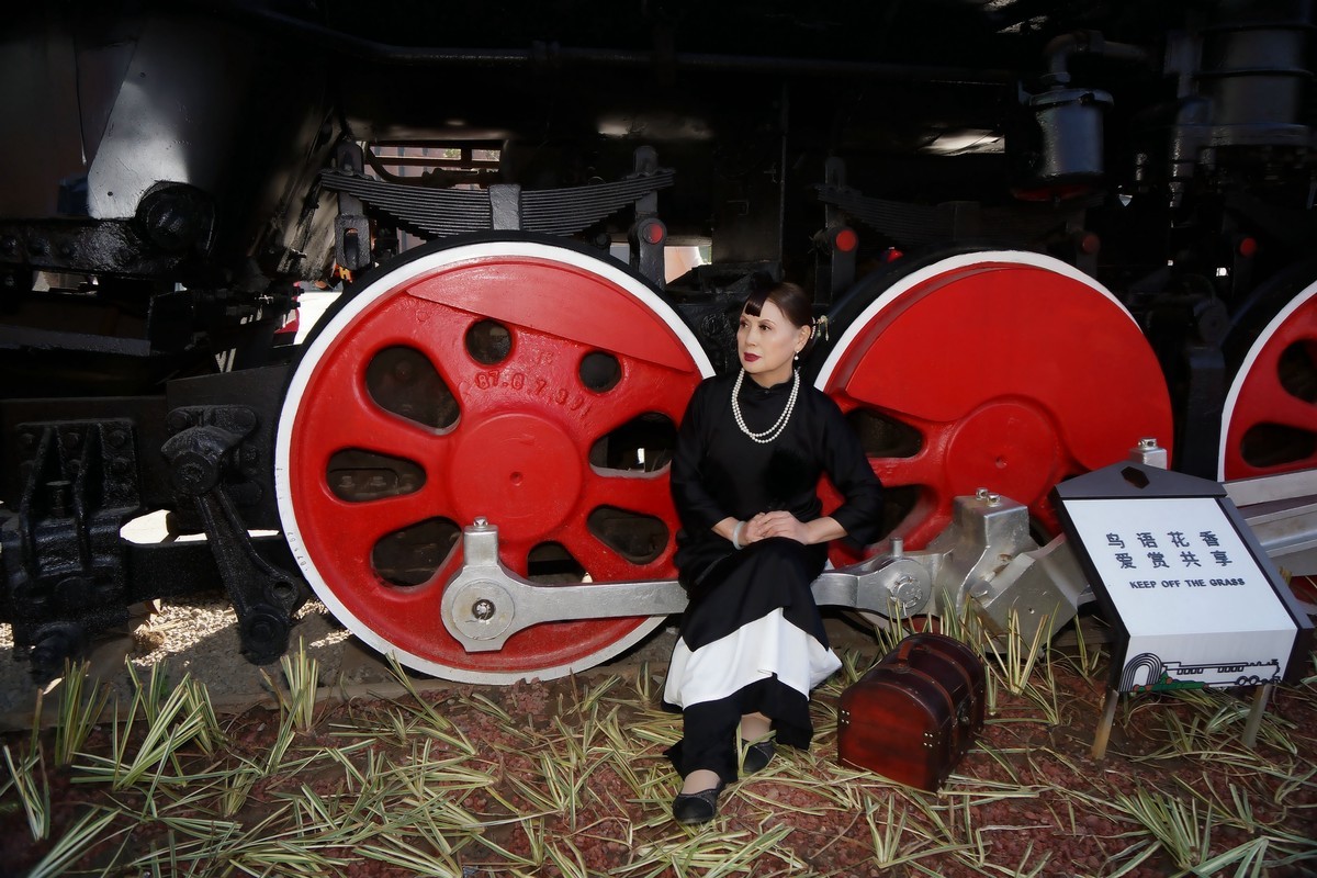 列车轨道上的美女！