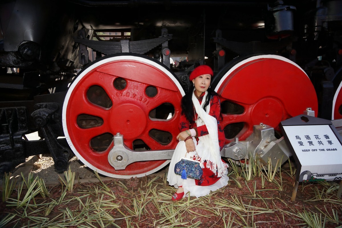 列车轨道上的美女！