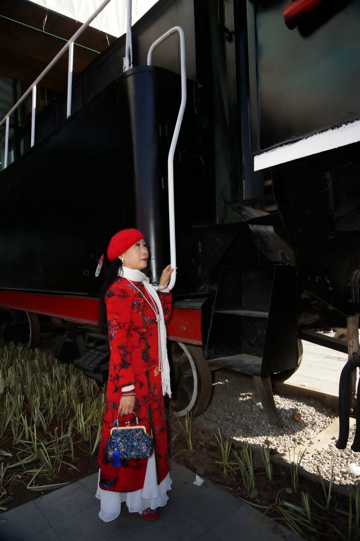 列车轨道上的美女！