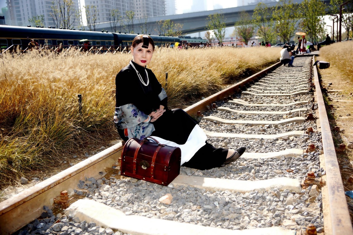 列车轨道上的美女！