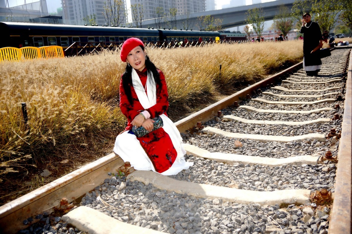 列车轨道上的美女！