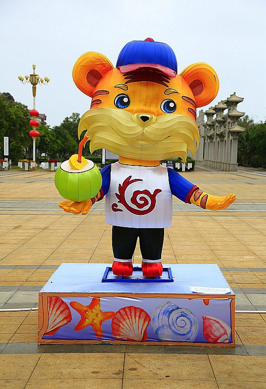 【不老松：海南游摄纪实】 文澜文化公园！发 组十二属相灯！(白天)