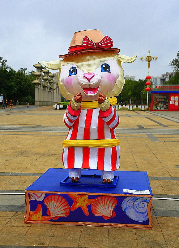 【不老松：海南游摄纪实】 文澜文化公园！发 组十二属相灯！(白天)