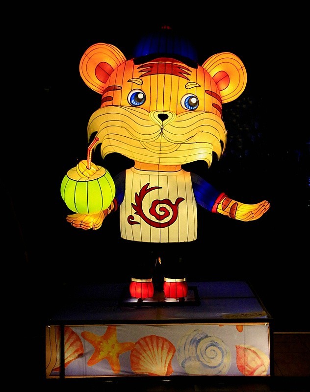 【不老松：海南游摄纪实】 文澜文化公园！发 组十二属相灯！(夜晚）