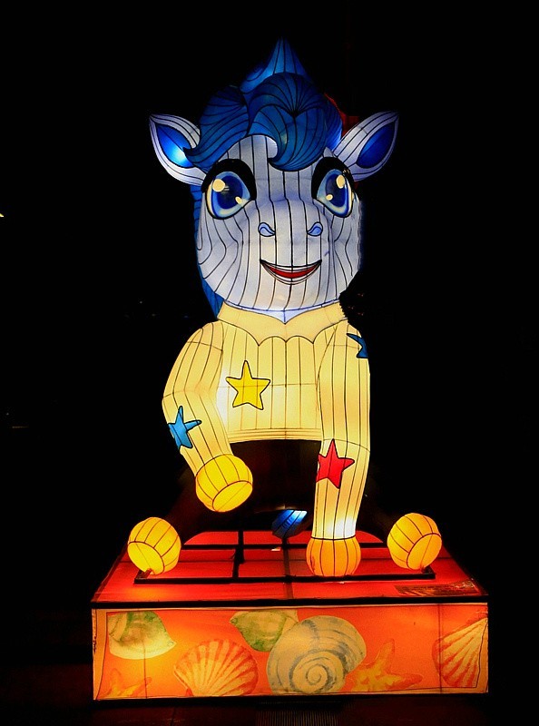 【不老松：海南游摄纪实】 文澜文化公园！发 组十二属相灯！(夜晚）