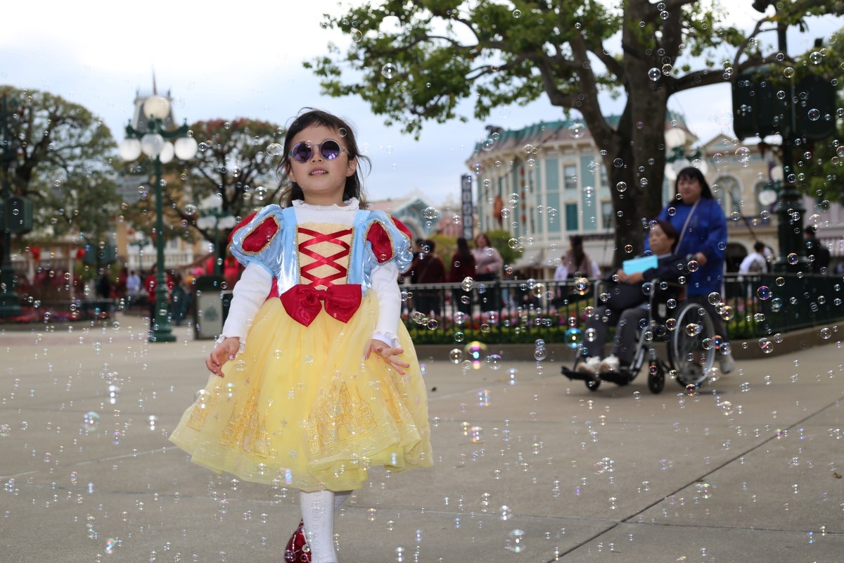 香港迪士尼抓拍娃娃追泡泡