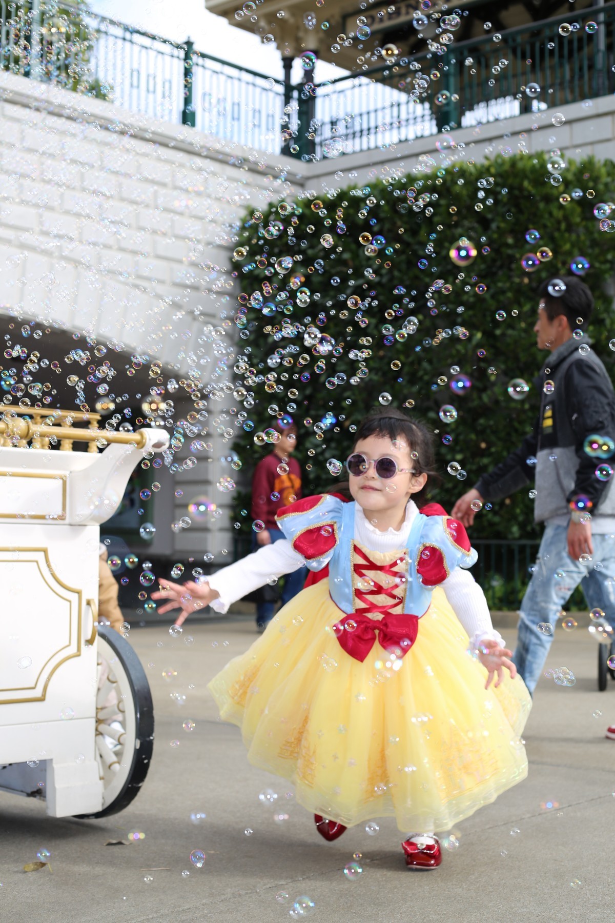 香港迪士尼抓拍娃娃追泡泡