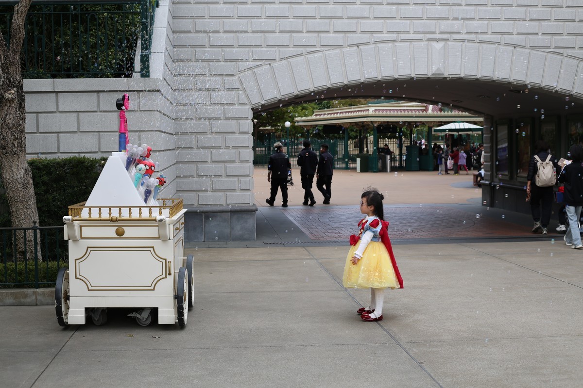 香港迪士尼抓拍娃娃追泡泡