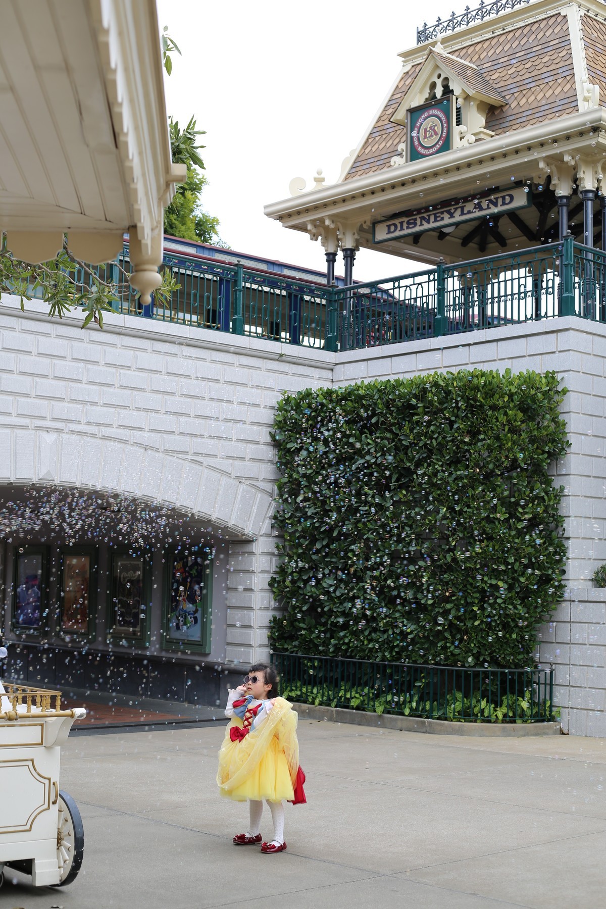 香港迪士尼抓拍娃娃追泡泡