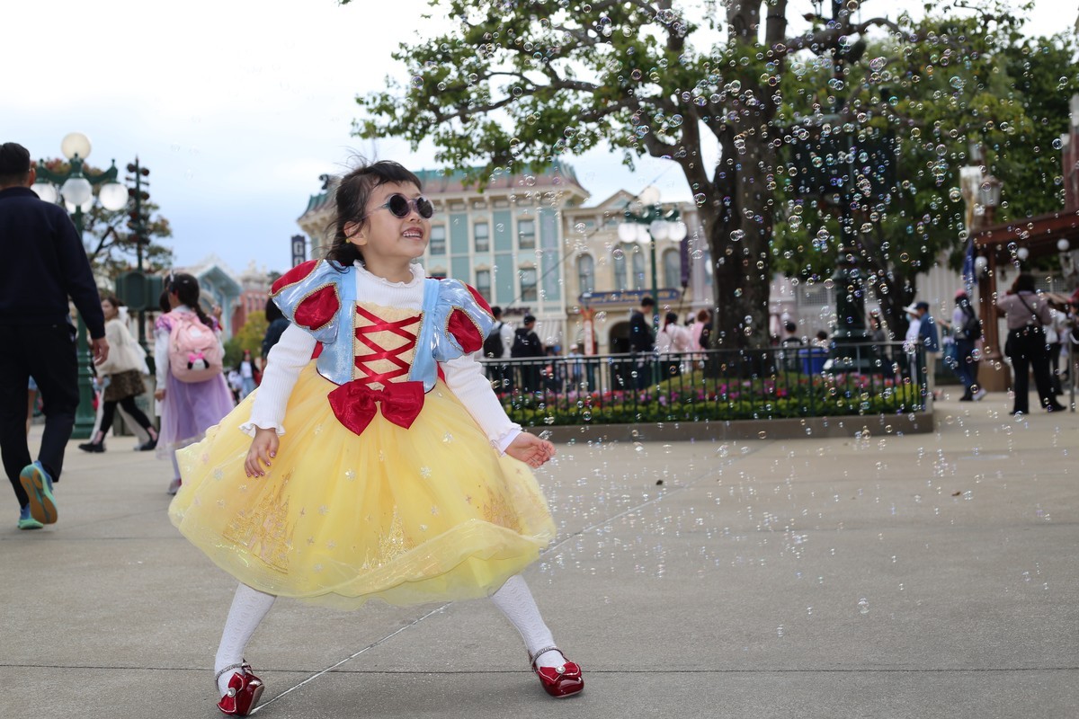 香港迪士尼抓拍娃娃追泡泡