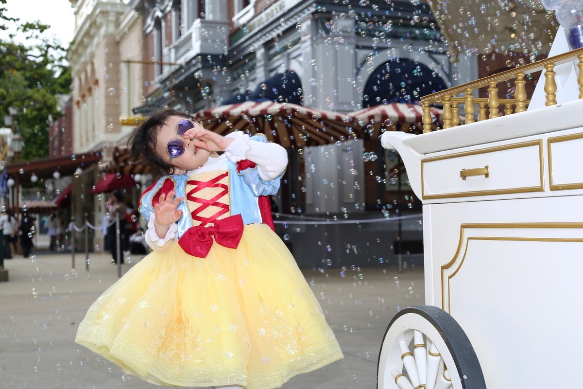 香港迪士尼抓拍娃娃追泡泡