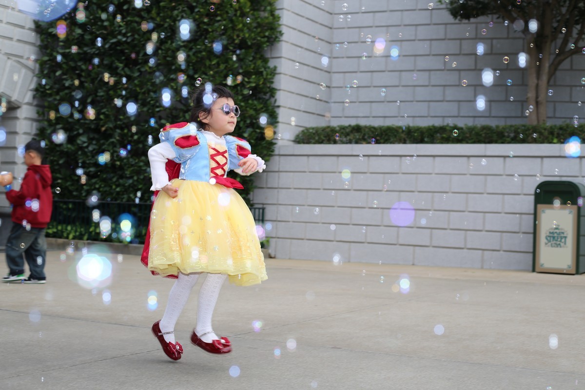 香港迪士尼抓拍娃娃追泡泡