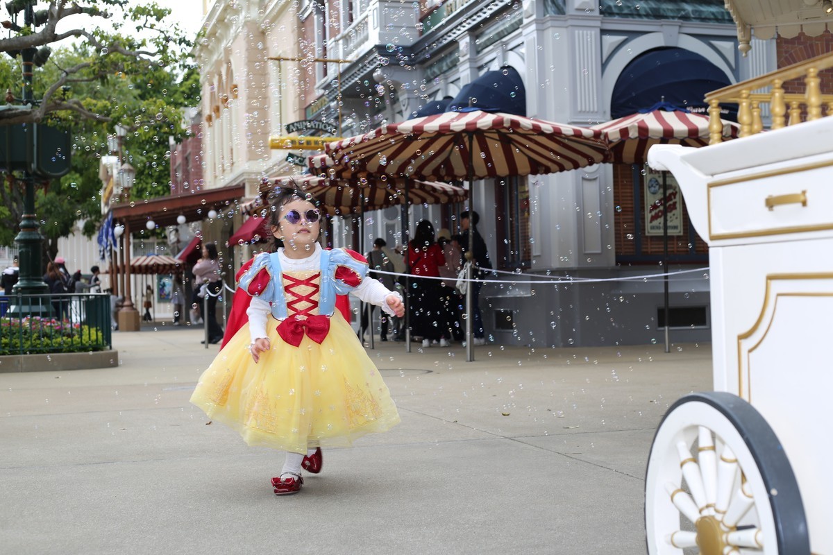 香港迪士尼抓拍娃娃追泡泡