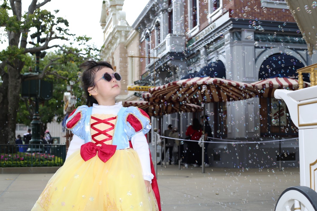 香港迪士尼抓拍娃娃追泡泡