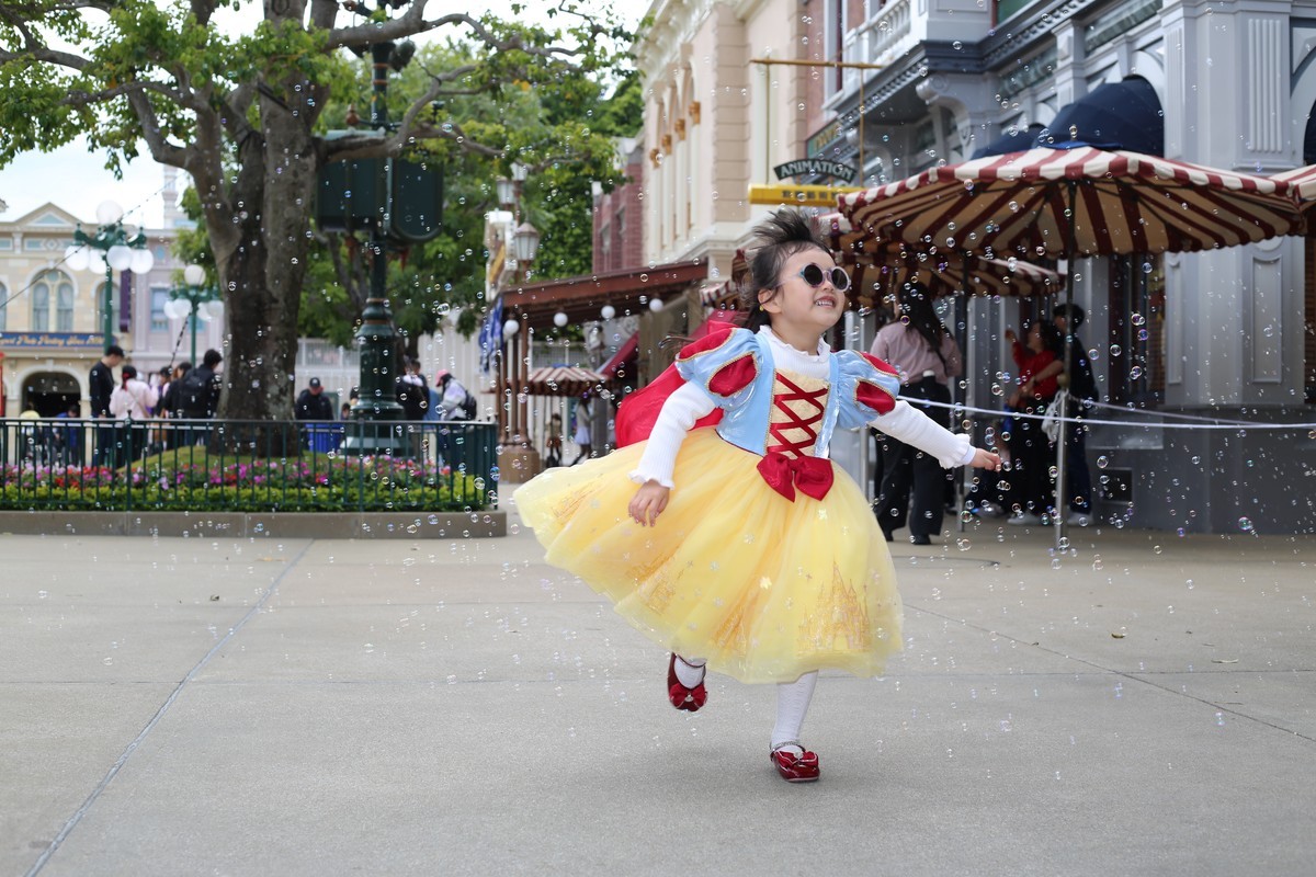 香港迪士尼抓拍娃娃追泡泡