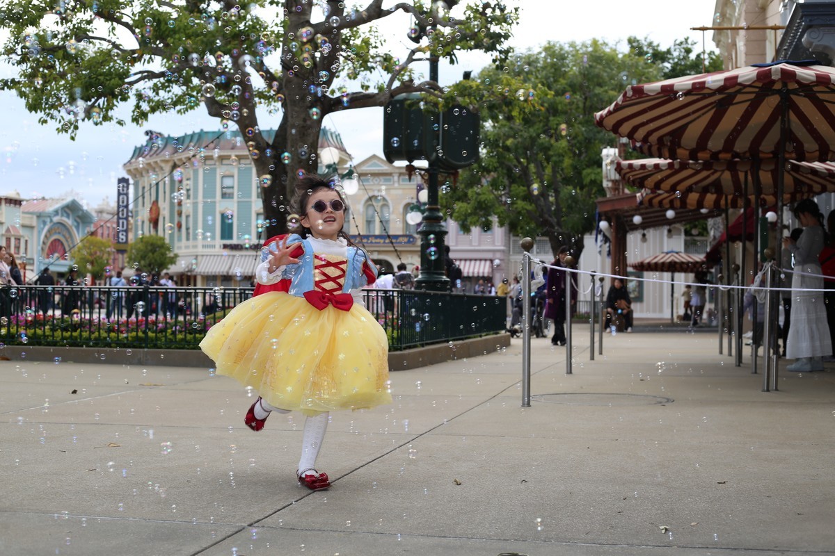 香港迪士尼抓拍娃娃追泡泡