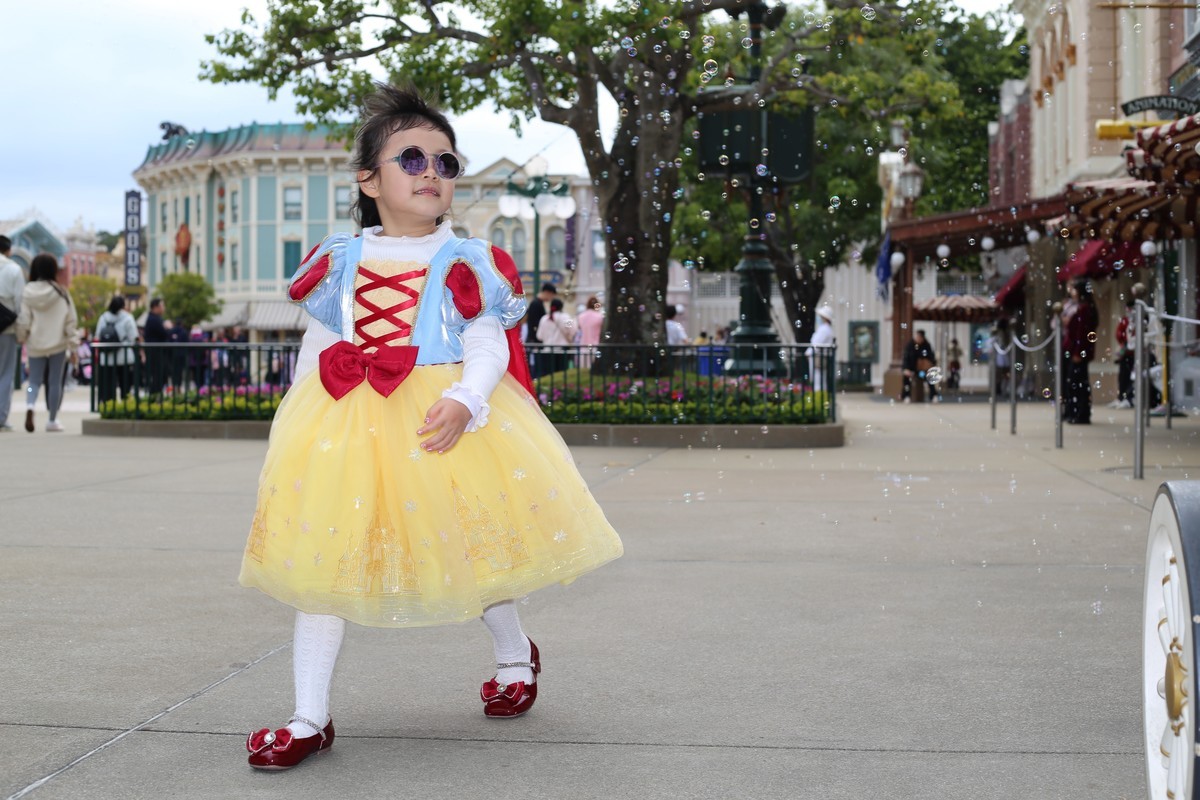 香港迪士尼抓拍娃娃追泡泡