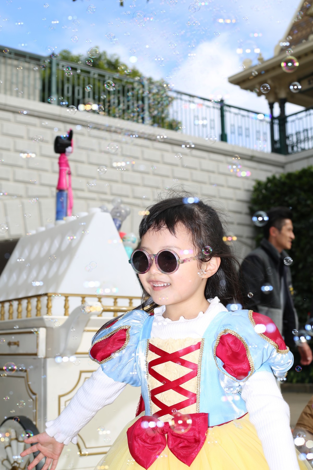 香港迪士尼抓拍娃娃追泡泡